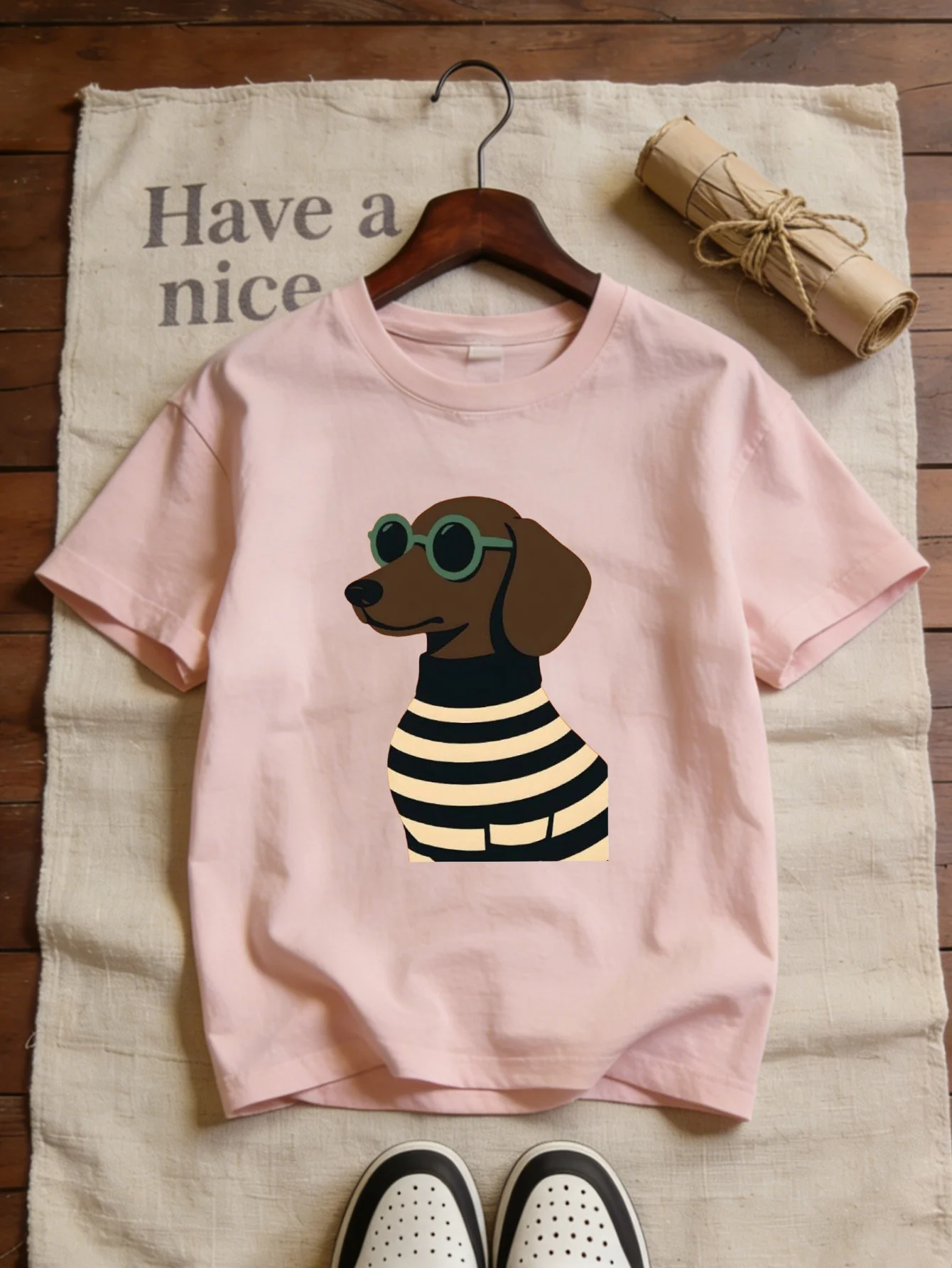 Street Fashion Photo - Kaos lengan pendek dengan motif anjing